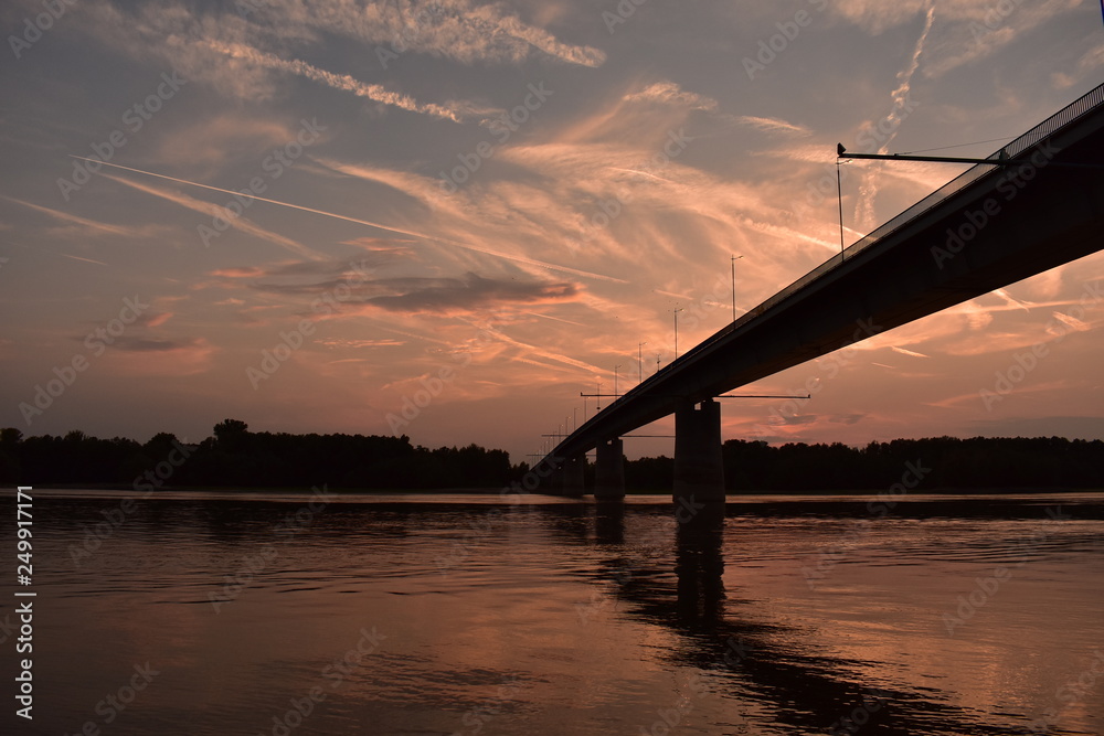 Obraz premium Bridge in the Sunset over the river Danube, Hungary