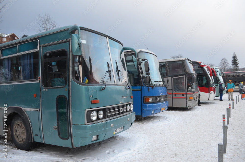 Alte Autobusse auf einem Parkplatz in Bukovel (Ukraine)