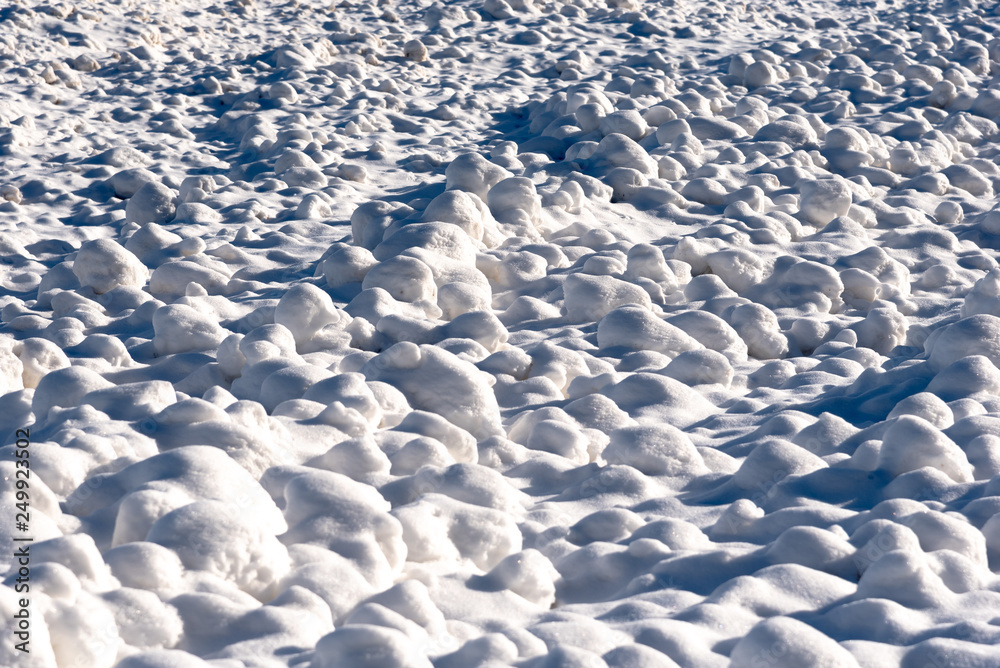 Obraz premium Shoreline snow accumulation