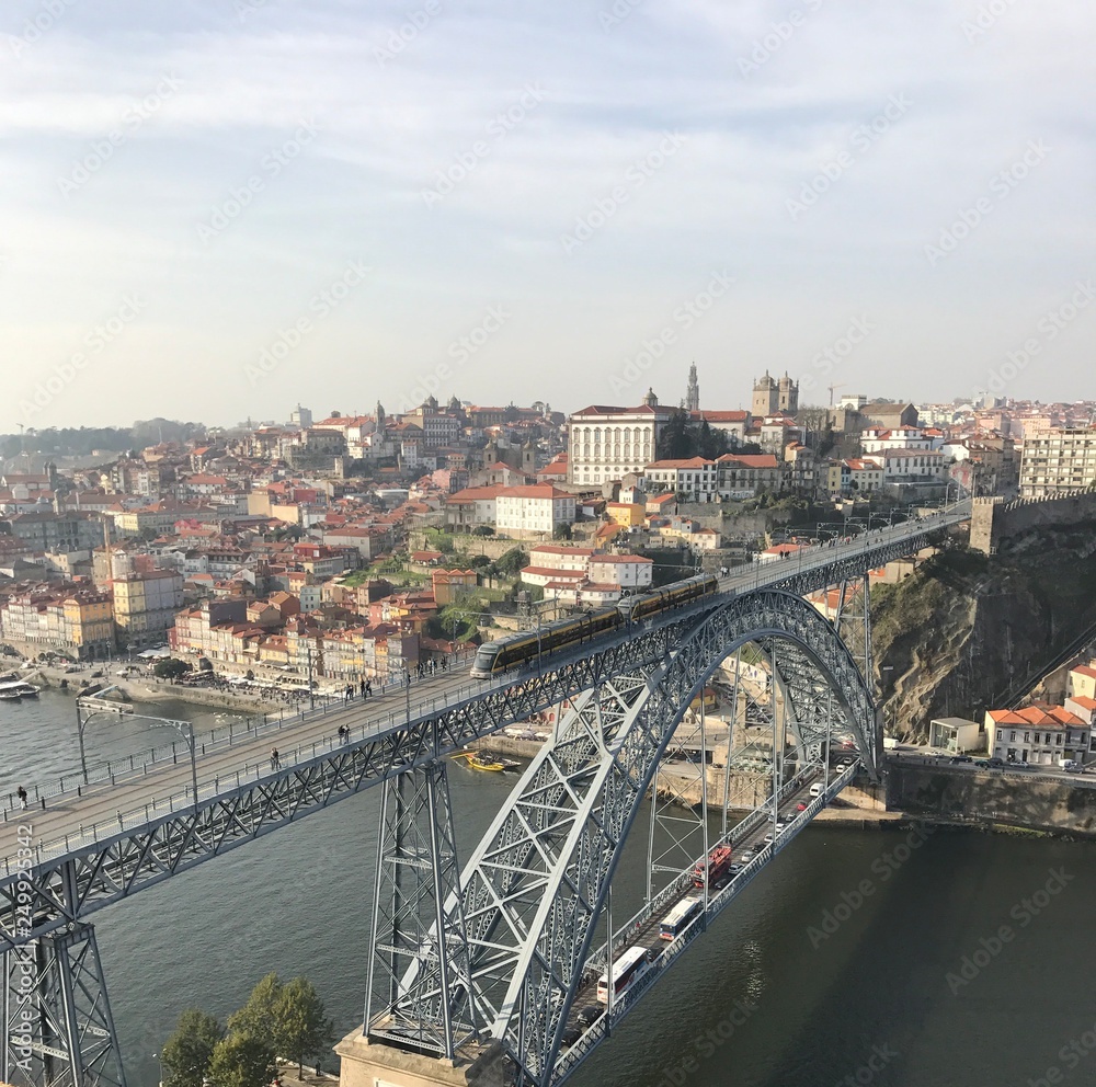 Puente Don Luis I con tren en Oporto, Portugal