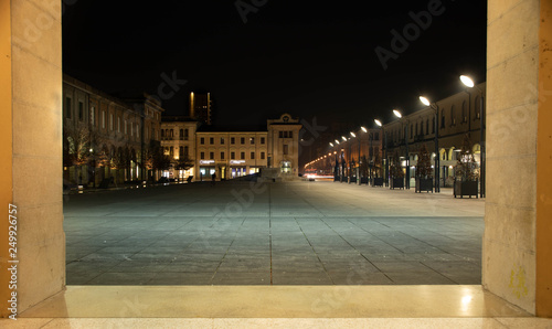Piazza Indipendenza e monumento giannino ancillotto a San Donò di Piave di sera