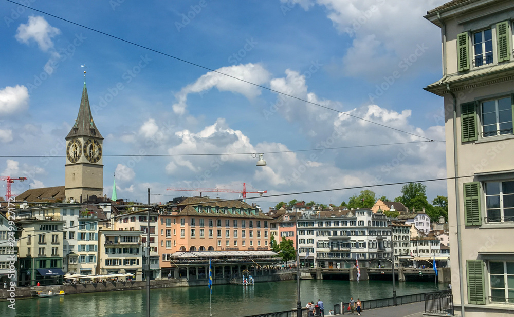 Innenstadt von Zürich bei schönem Wetter mit Blick auf die Limmat