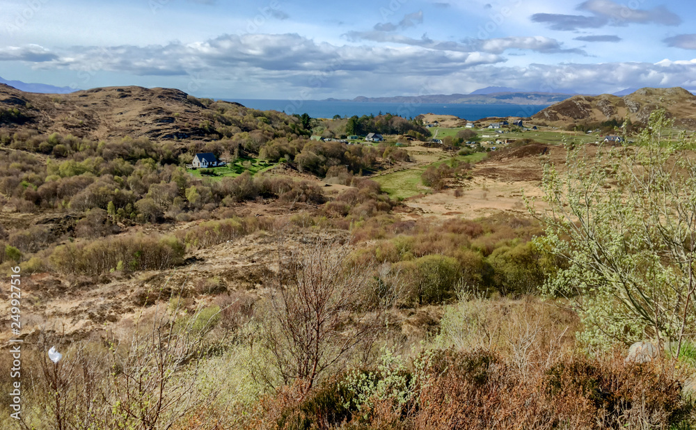 Küstenlandschaft im Hochland von Schottland mit Blick auf Loch Nan Uamh