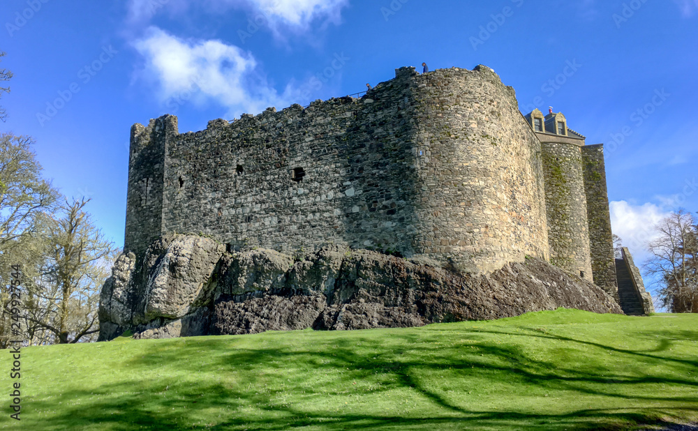Dunstaffnage Castle, Burg bei Oban im Hochland von Schottland bei schönem Wetter
