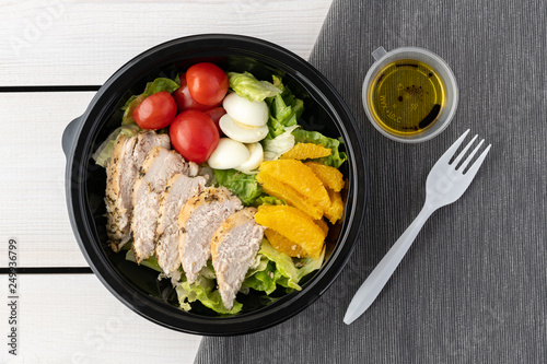 Foto Healthy food to go in round lunch box on wooden background