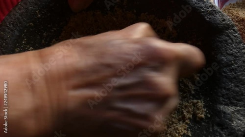 Moliendo en mortero de piedra tradicional