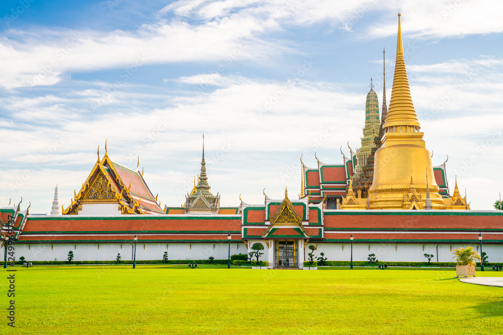 Naklejka premium Temple of emerald buddha Wat Pra Kaew in morning blue sky travel sightseeing
