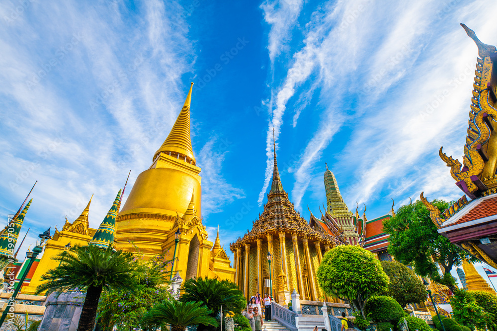 Obraz premium Temple of emerald buddha Wat Pra Kaew in morning blue sky travel sightseeing