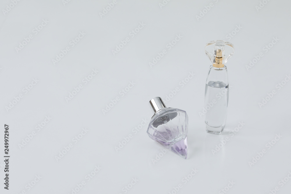 白背景とコピースペース綺麗な香水二つ Stock Photo Adobe Stock