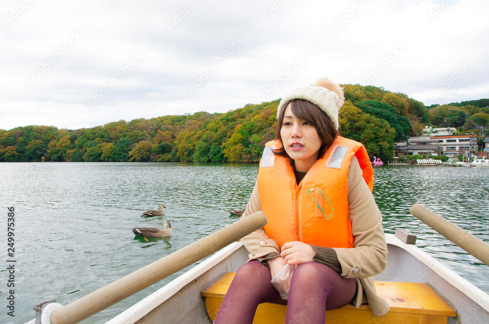 手漕ぎボートに乗る女性