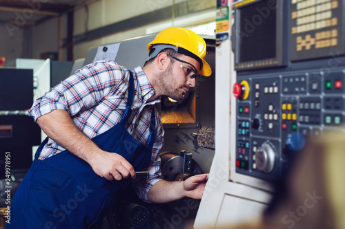 Worker Change CNC Machine Head