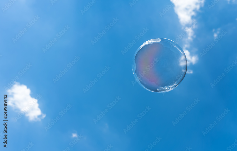 Blauer Himmel mit Seifenblase