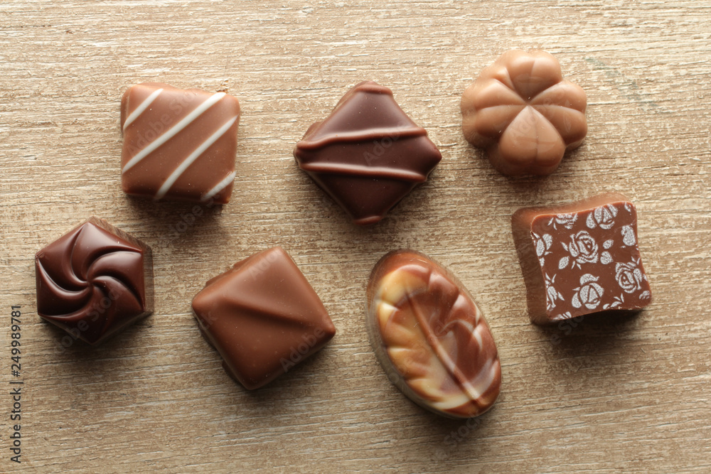 文字のある背景に並べたチョコレート 文字のある背景に並べたチョコレート