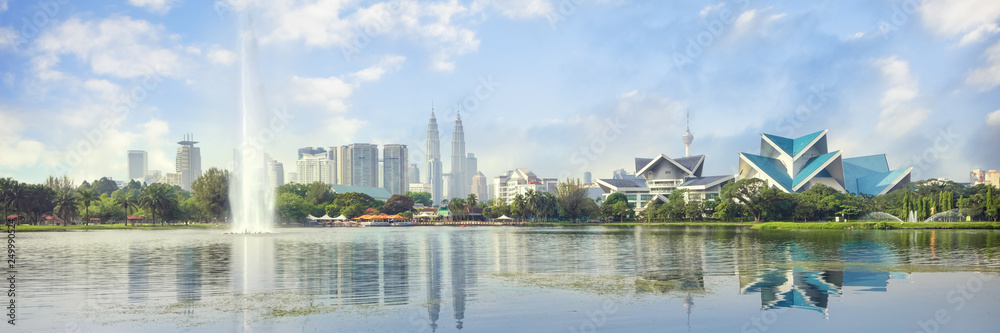 Fototapeta premium Kuala Lumpur, Malezja panorama panoramę w parku Titiwangsa