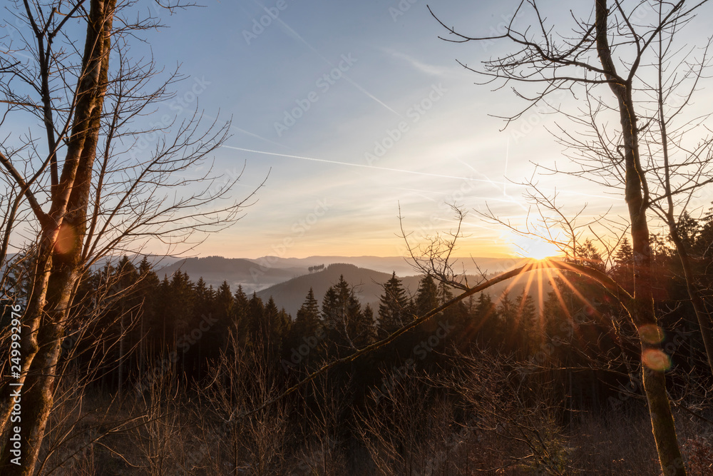 Sonnenaufgang an der Hohen Bracht im Sauerland bei Nebel Sonnenaufgang an der Hohen Bracht im Sauerland bei Nebel