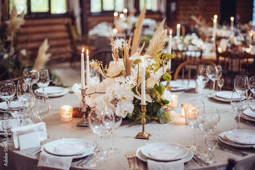 Photographie rustic wedding decorations with flowers and candles