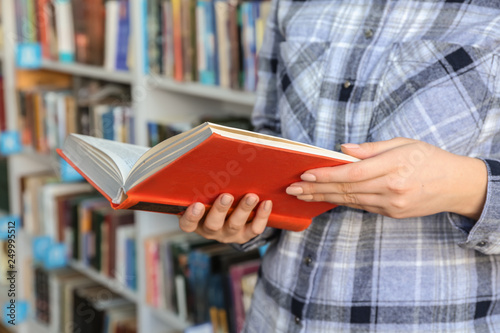 Young woman choosing book i...
