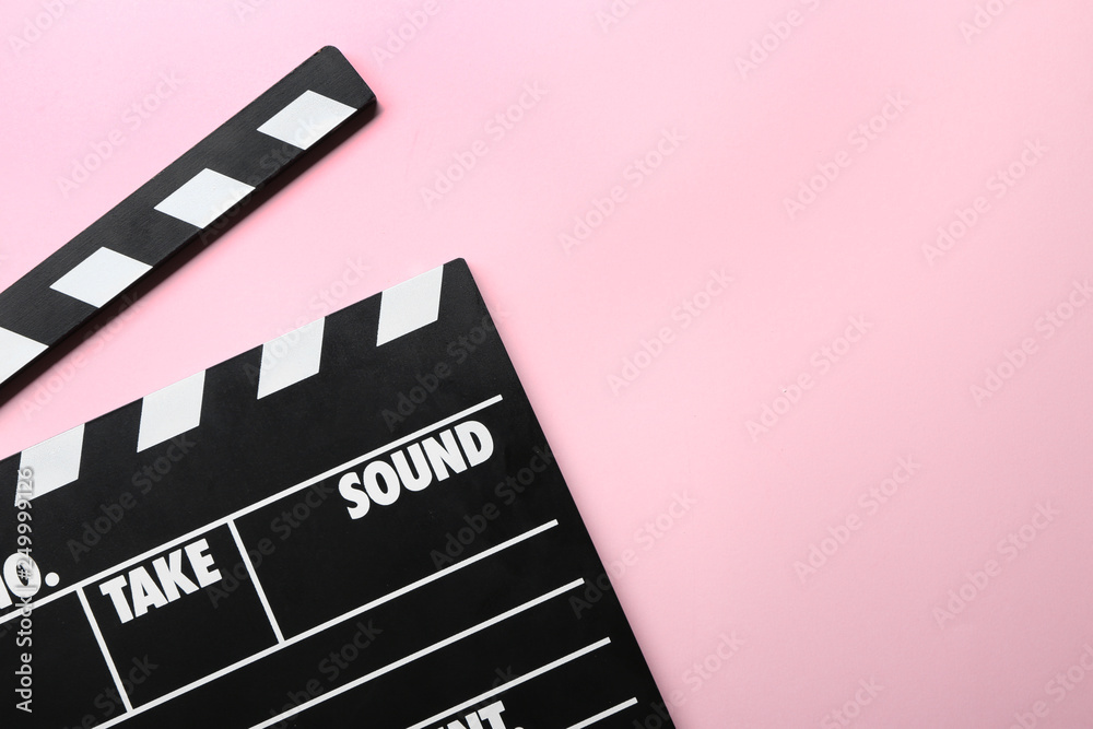 Naklejka premium Cinema clapperboard on color background