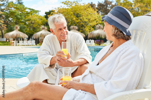 Senioren Paar am Pool im Sommer Urlaub
