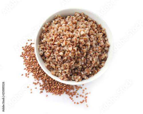 Foto Bowl with tasty boiled buckwheat on white background