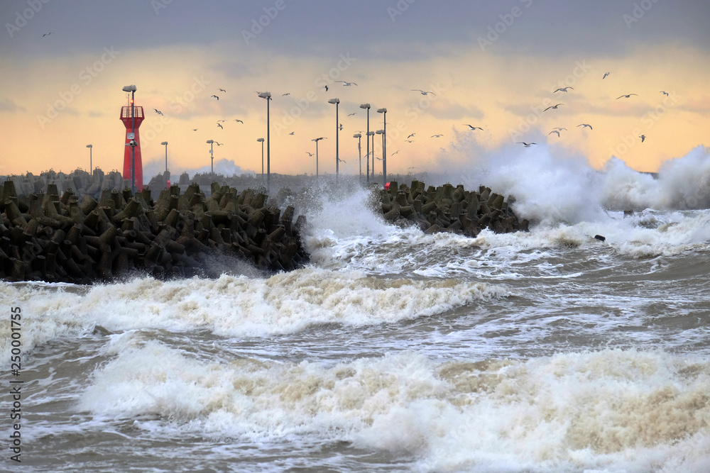 Sztorm na wybrzeżu Morza Bałtyckiego,Kołobrzeg,Polska.