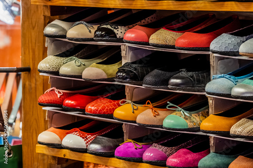 Ballerines de plusieurs couleurs dans un magasin de chaussures