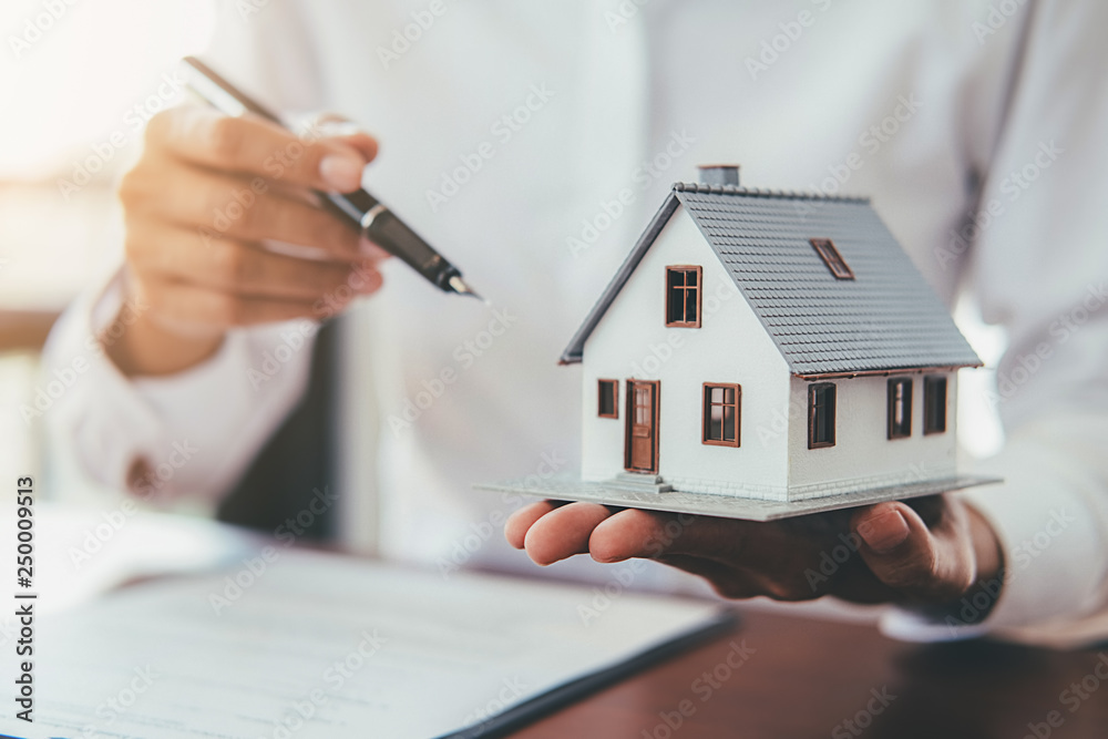 House model with real estate agent and customer discussing for contract to buy house, insurance or loan real estate background. - obrazy, fototapety, plakaty 