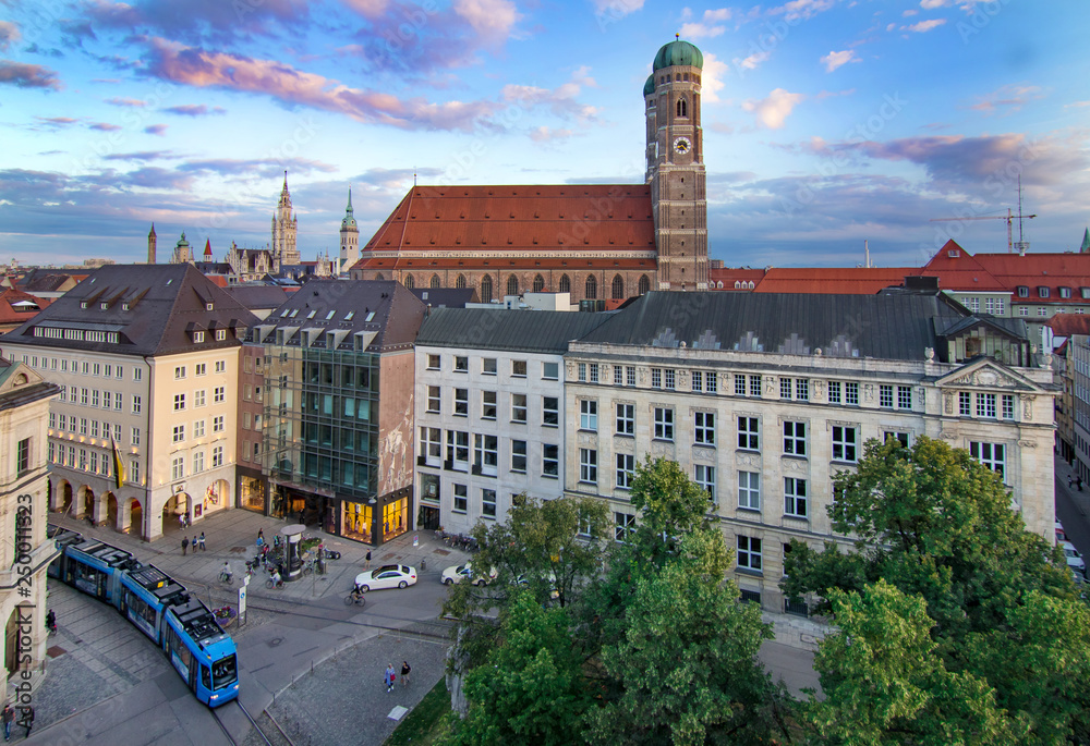 Obraz premium Panoramę Monachium z katedrą Frauenkirche i centrum miasta