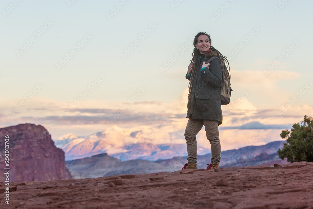 Fototapeta premium Wycieczkowicz w Parku Narodowym Capitol reef w stanie Utah, USA