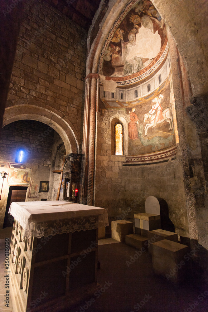 Fototapeta premium chiesa di Vigoleno nelle vicinanze del Castello di Vigoleno, in Emilia Romagna provincia di Piacenza, con le mura e la cittadina