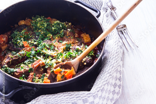 Ossobuco mit Gremolata  in einem Topf photo