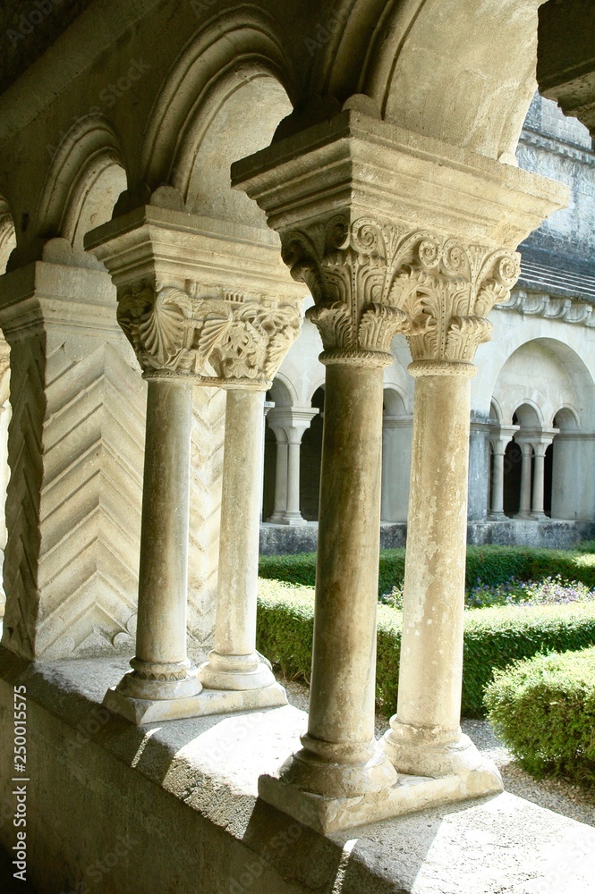 Dettaglio di colonne del chiostro, Notre Dame de Nazareth, Provenza, Francia