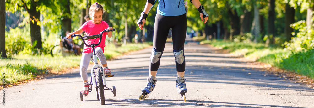 Φωτογραφία Outdoor portrait of group of friends with roller skates and bike riding in the park