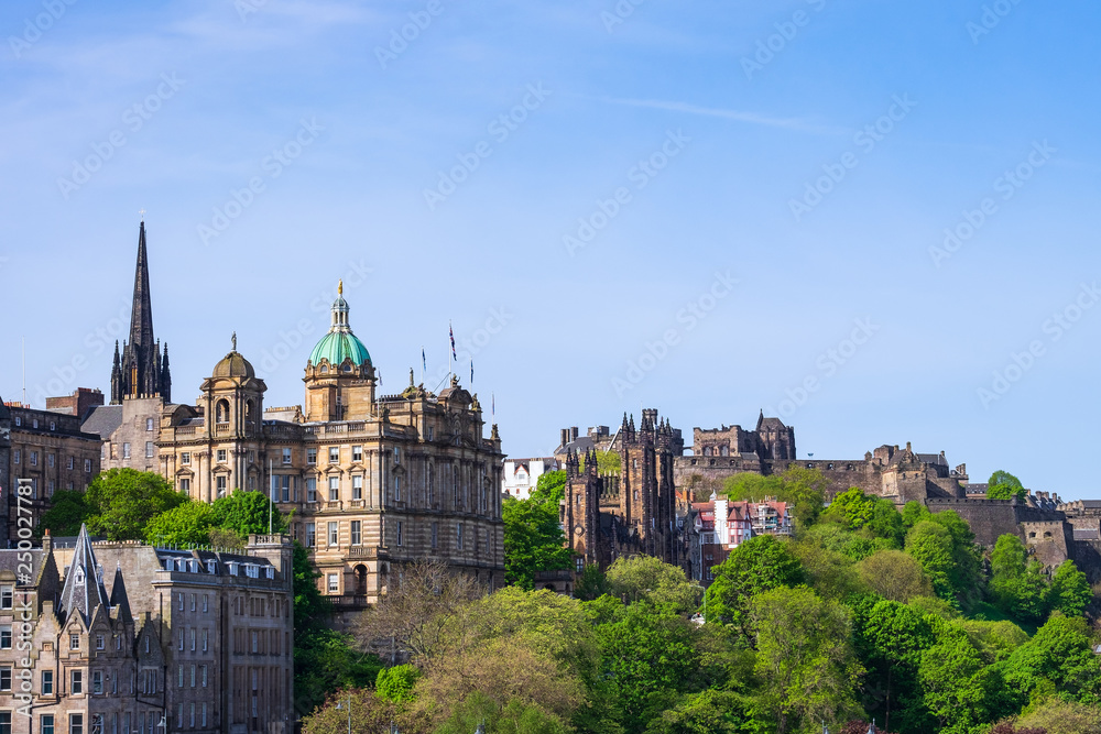 Blick auf Edinburgh mit historischen Gebäuden und der Burg im Hintergrund