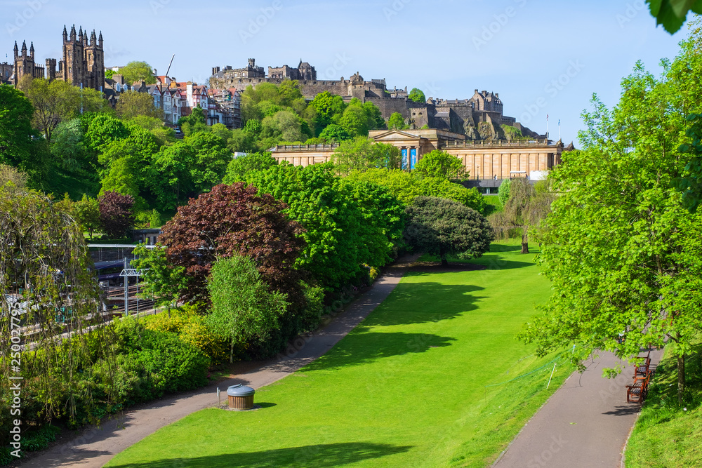 Park in Edinburgh mit der Burg im Hintergrund