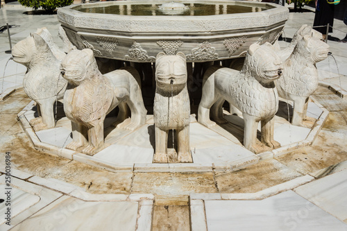 Alhambra Generalife fountain and building