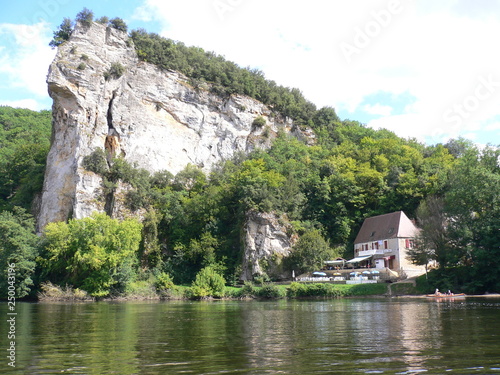 rocher en bord de dordogne