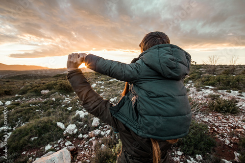 фотографія Mother with her child on her shoulders and a sunset