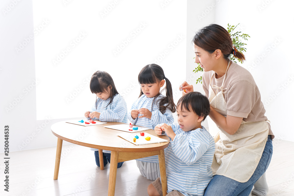 幼稚園で勉強をする子供 幼稚園で勉強をする子供