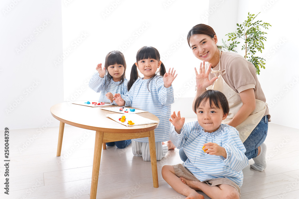 幼稚園で勉強をする子供