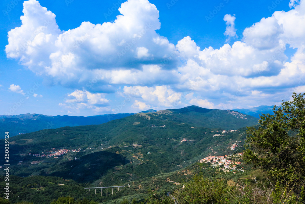 Panorama della vallata, vista dall’alto, natura, Liguria