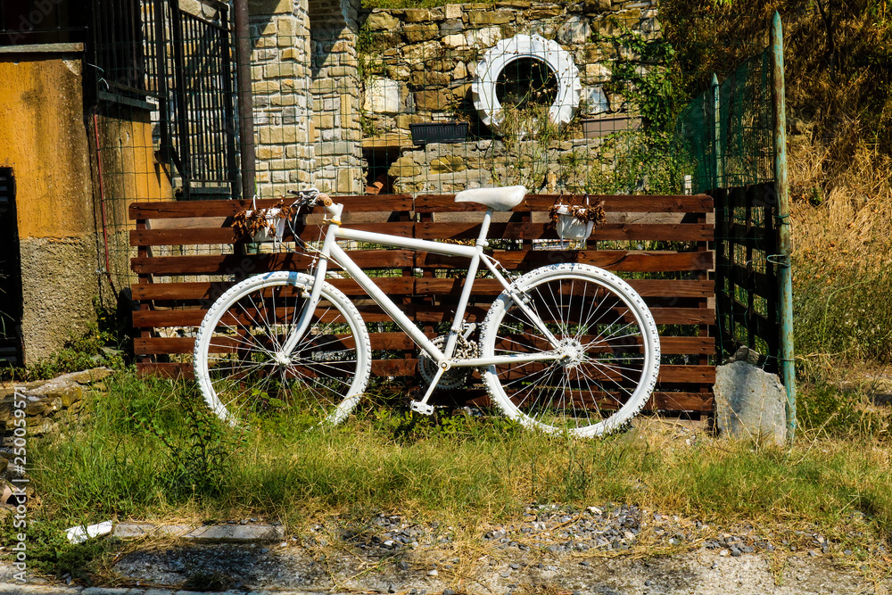 Vecchia bicicletta Vintage verniciata di bianco, oggetti da collezione ed esposizione