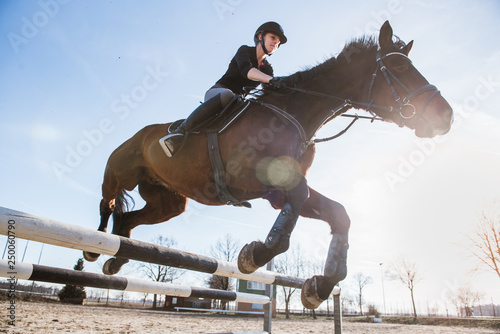 Reiterin springt über ein Hindernis © Talitha