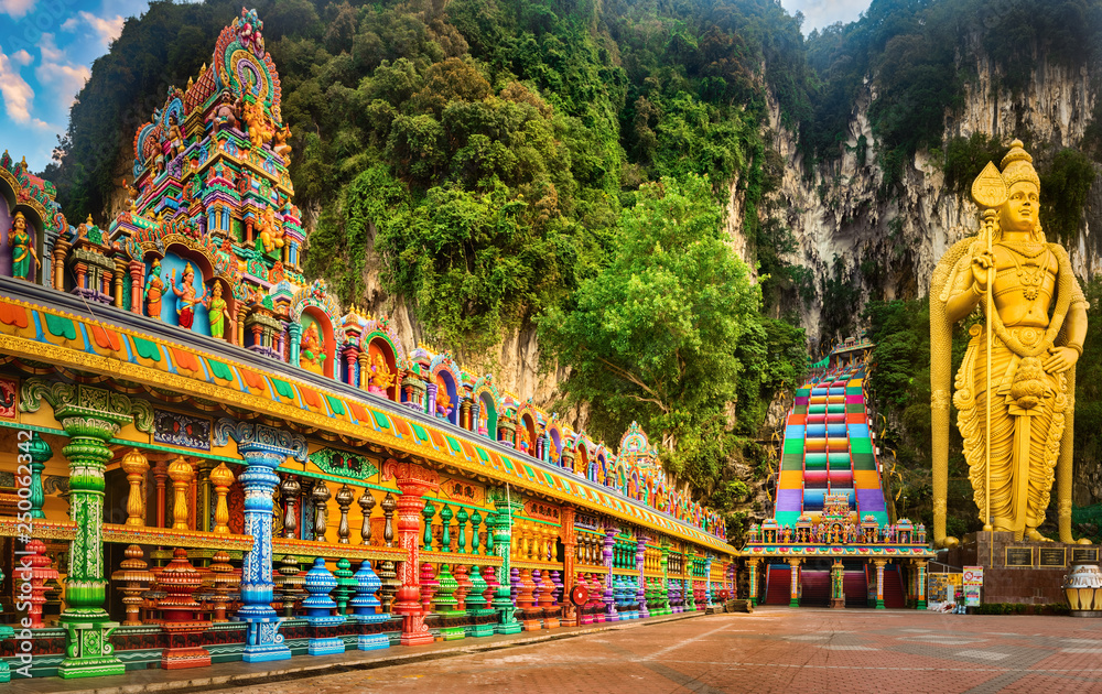 Naklejka premium Kolorowe schody jaskiń Batu, Malezja. Panorama