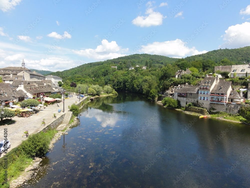 village en bord de riviere