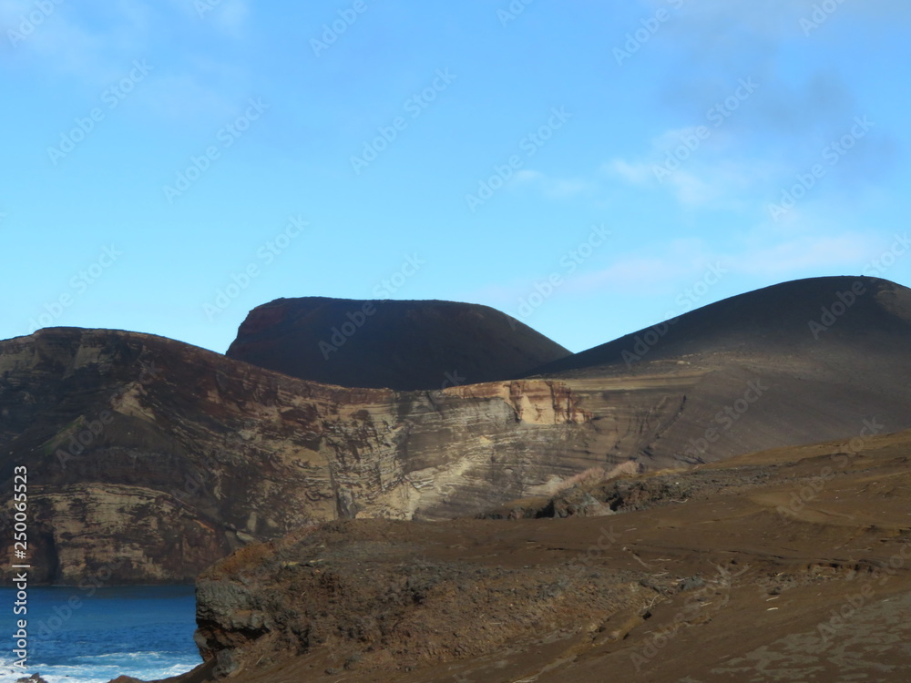 Fototapeta premium Capelinhos - Vulkan am Meer