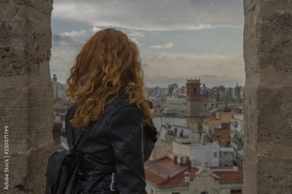 Mujer mirando la ciudad de Valencia