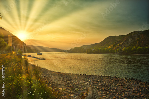 Sonnenuntergang über dem Rhein Rheinland Pfalz Deutschland photo