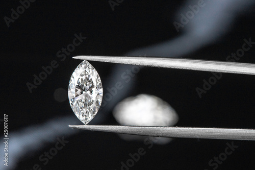 Foto marquise diamond with tweezer on black background
