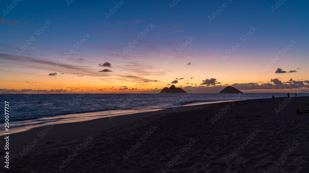 Sonnenaufgang am einsamen Strand auf Hawaii